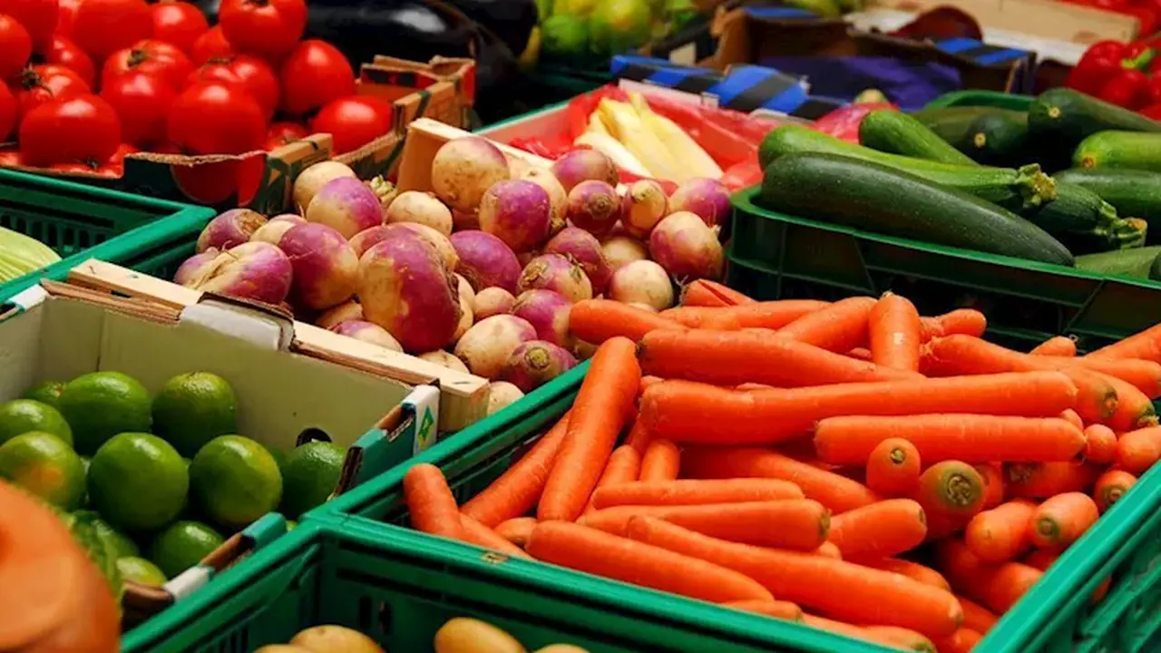 تباين أسعار الخضروات والفاكهة في سوق العبور مع ارتفاع تكلفة الطماطم اليوم